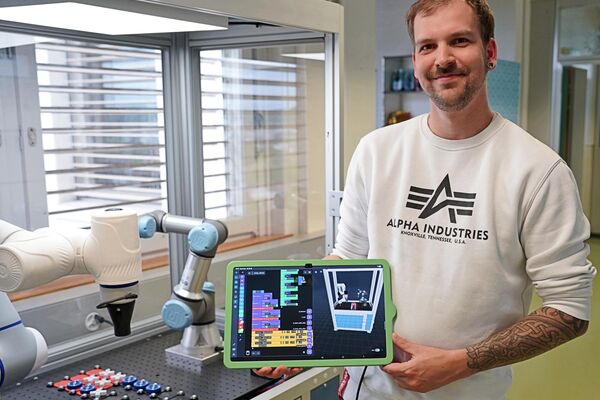 Lucas Renfer, CEO von Auto-Mate Robotics, mit der No-Code-Oberfläche von Progra Block. Bild: Eugen Albisser