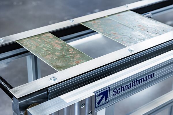 Detail der Platinen-Förderstrecke. Die Materialien der Riemen, Gleitleisten, Aluminiumprofile und anderer Komponenten sind in Kombination ESD-tauglich.