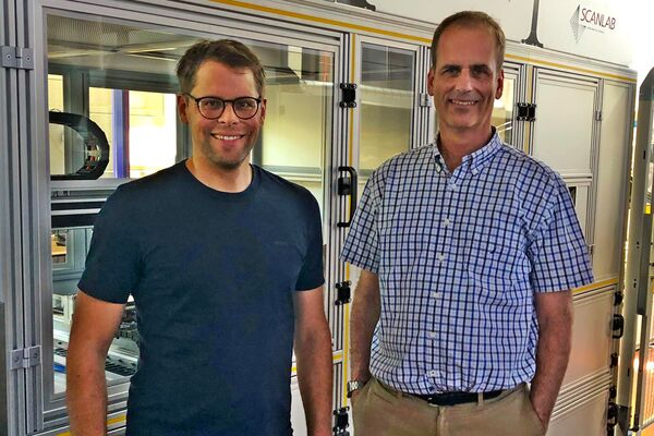 Michael Stalder und Axel Fuerst (rechts) von der BFH Burgdorf wissen ganz genau, auf was es beim Bau der Autobatterien der vierten Generation ankommt.