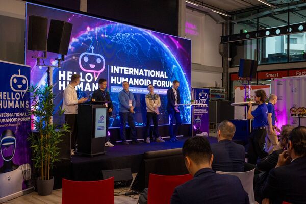 Moderator Lukas M. Ziegler mit den vier Experten an der Panel Session.