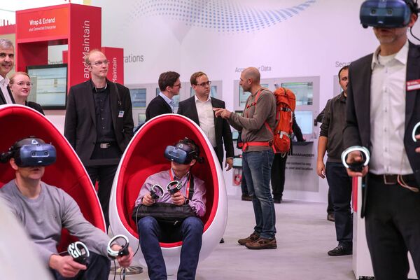 SPS-Besucher mit VR-Brillen
