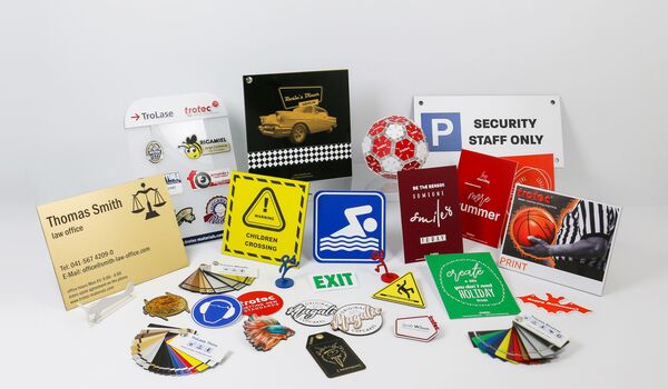 Markierungen, Beschriftungen, Logos oder Gravuren