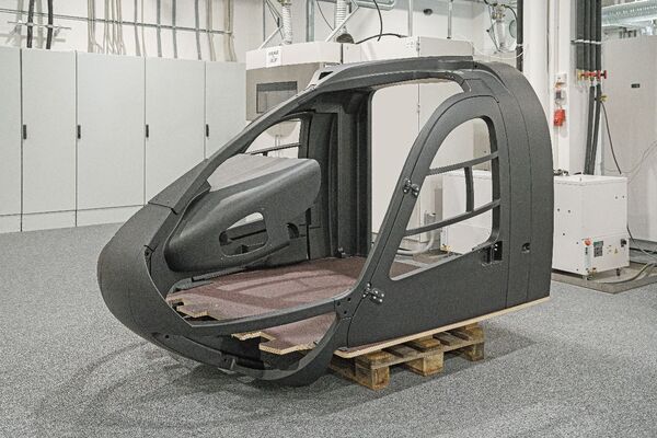 Anwendungsbeispiel des grossvolumingen 3D-Drucks: Helikopter-Cockpit-Conversion Kit als modularer Aufbau mit hoher Oberflächengüte und hoher Masshaltigkeit – sehr gross und Spaltmassoptimiert