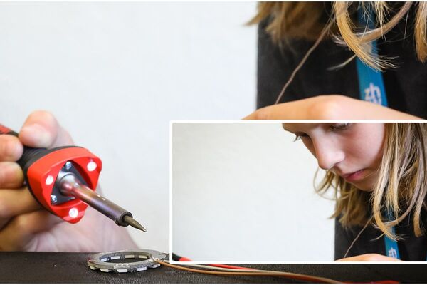 Mädchen beim Löten