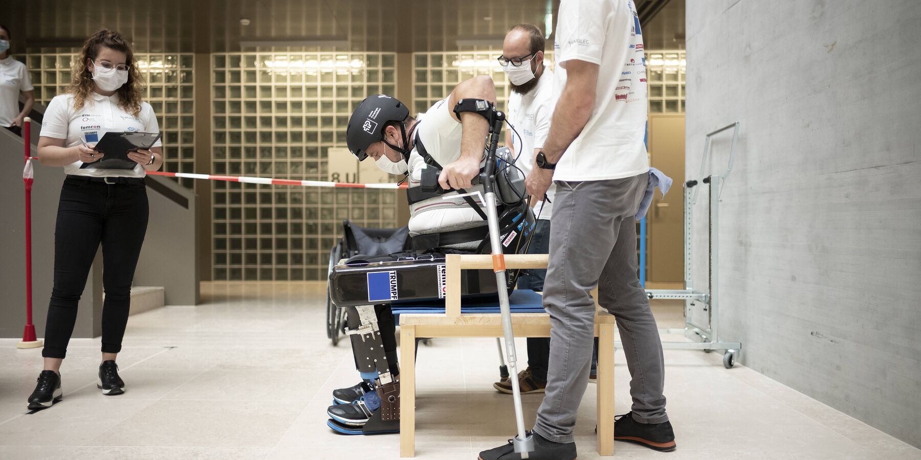 Pilot Thomas Krieg und Exoskelett VariLeg enhanced