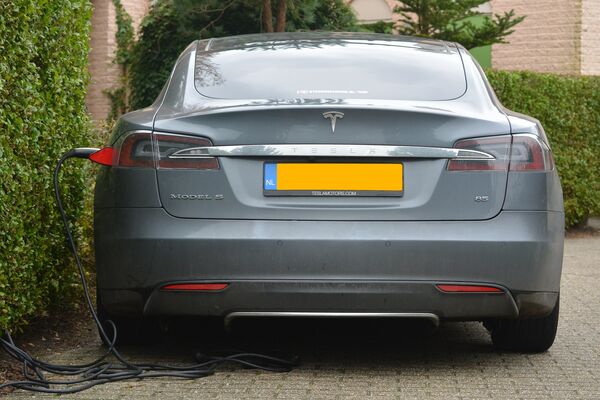 Elektroauto der Marke Tesla beim Laden