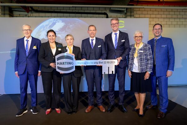 Meilenstein in Biel: Mit der Schlüsselübergabe markiert Harting den Abschluss der Werkserweiterung am Schweizer Standort.