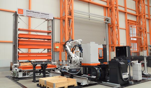 KastoCenter compact verbindet Lager, Säge, Materialhandling und Teileabfuhr zu einem Materialfluss auf wenig Fläche