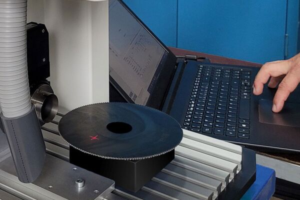 Laserkennzeichung zur Rückverfolgbarkeit: Data-Matrix-Code auf Sägeblatt