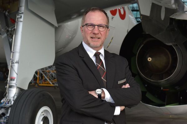 Daniel Heimo erläutert, was bei der Flugzeug-Wartung wichtig ist.