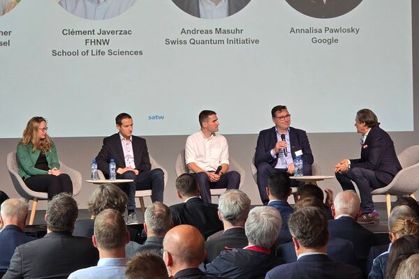 Von links nach rechts: Dr. Annalisa Pawlosky (Google), Frederik Flöther (quantumBasel), Clément Javerzac (FHNW), Andreas Masuhr (Swiss Quantum Initiative), Prof. Benoît Dubuis (Moderator)