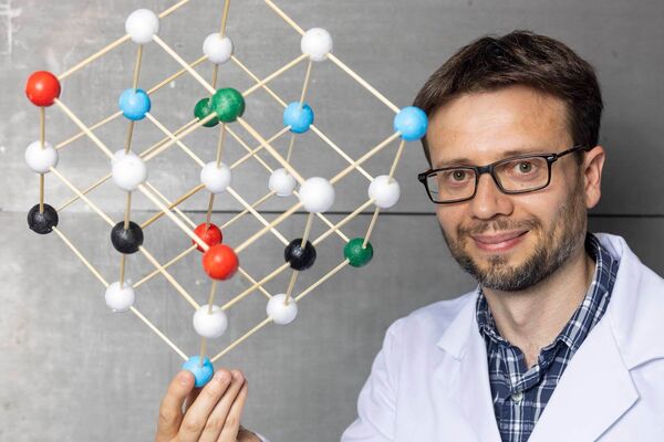 Erforschung von Hochleistungskeramiken: Michael Stuer mit dem Modell eines «chaotischen» Kochsalzkristalls mit fünf verschiedenen Komponenten.