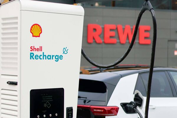 Seit einem Jahr können Fahrer von Elektroautos den Einkauf bei Rewe und Penny nutzen, um ihre Fahrzeuge elektrisch zu laden.