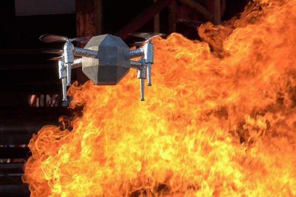 Die Feuerdrohne beim Testflug in unmittelbarer Nähe zur Feuerquelle. (Bild: Empa)