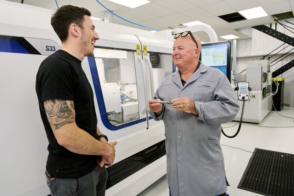 Cameron Adams und Studer Service Engineer Julian Connors bei der Inbetriebnahme der S33