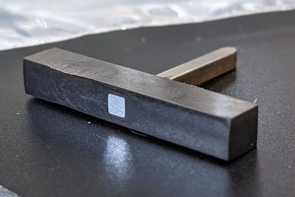 Präparierte CFK-Probe für die elektrische Charakterisierung mittels Potentialfeldmessmethode