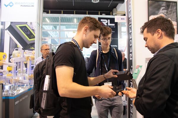 Besucher an der All about Automation