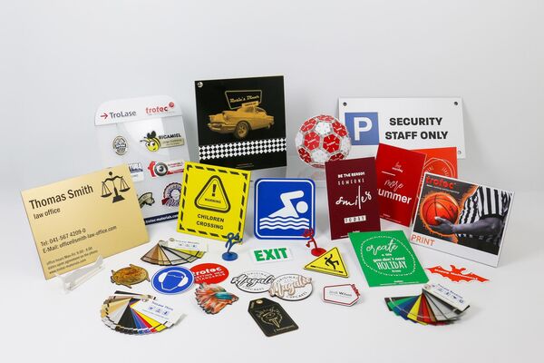 Markierungen, Beschriftungen, Logos oder Gravuren