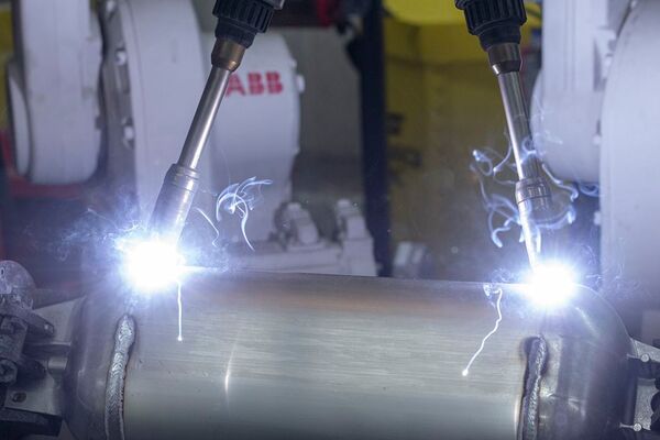 Roboterschweisssystem, ausgestattet mit 2 CMT-Schweissbrennern