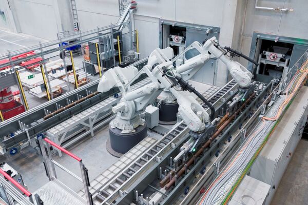Die Liebherr-Components Kirchdorf GmbH verarbeitet in einem automatisierten Metall-Sägezentrum Langgut aus Stahl für Hydraulikzylinder, und das besonders effizient und präzise.