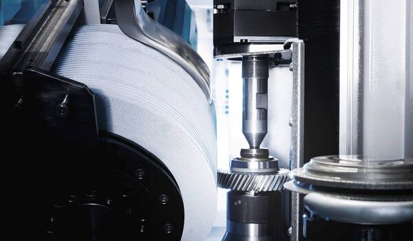 Durch das Achskonzept der G 160 von EMAG SU ist der Schleifkopf sehr kurz, was das Schwingungsverhalten beim Schleifen günstig beeinflusst.