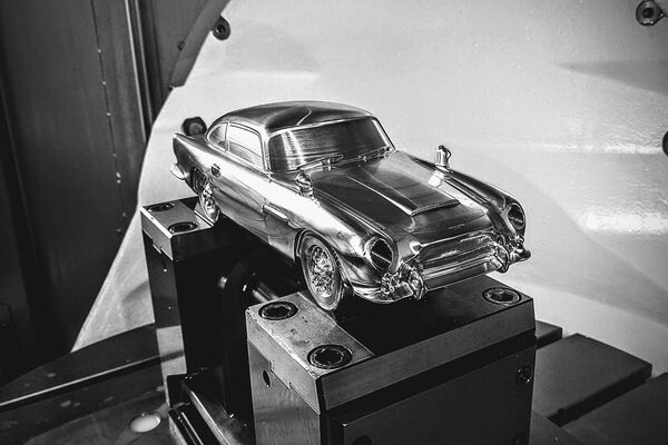 Aston Martin DB5 gefertigt im Blaser Technologiecenter (Massstab 1:18)