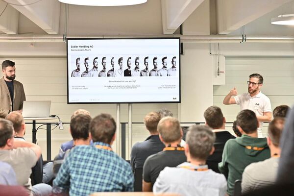 Arnaud Rollin (links), Machine Vision und IIoT Ingenieur bei Zubler Handling AG und Martin Buchmann, Manager Applikation bei B&R