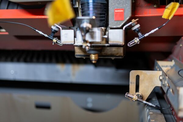 Der Laser kann die Schnittqualität mittels Kameras und Mikrofonen selbst beurteilen und falls nötig auch gleich anpassen. Bild: Roland Richter, Empa
