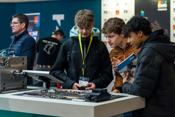 Innoteq 2025: Besucher an einem Stand der Innoteq in Bern