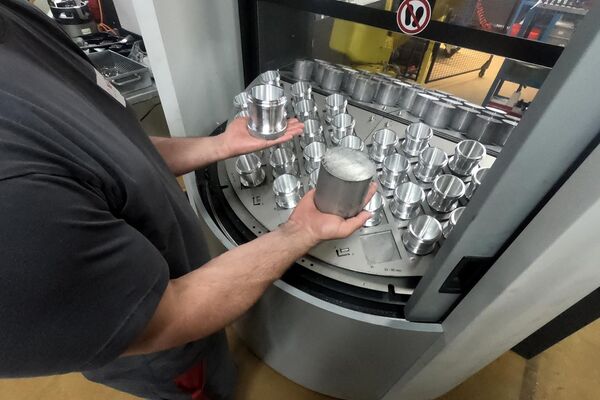 Bediener auf der Rückseite am Bestücken