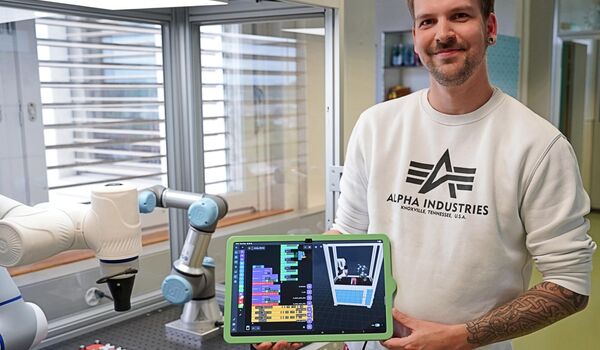 Lucas Renfer, CEO von Auto-Mate Robotics, mit der No-Code-Oberfläche von Progra Block. Bild: Eugen Albisser