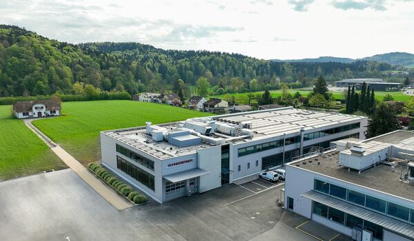 «Local for Local» gilt auch für die Schweiz und daher wird auch in Roggwil investiert. Hier das Werk 3, das 2025 eröffnet wurde. Bild: Schneeberger