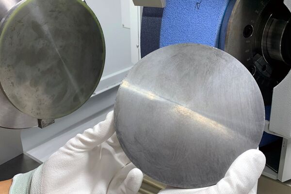 Die Fertigung eines Pucks ist aufgrund des hartspröden Materials (SiC) eine Herausforderung. Das Zerspanungsverhalten des Schleifprozesses auf Keramiken ist vollkommen anders als auf metallischen Werkstoffen.