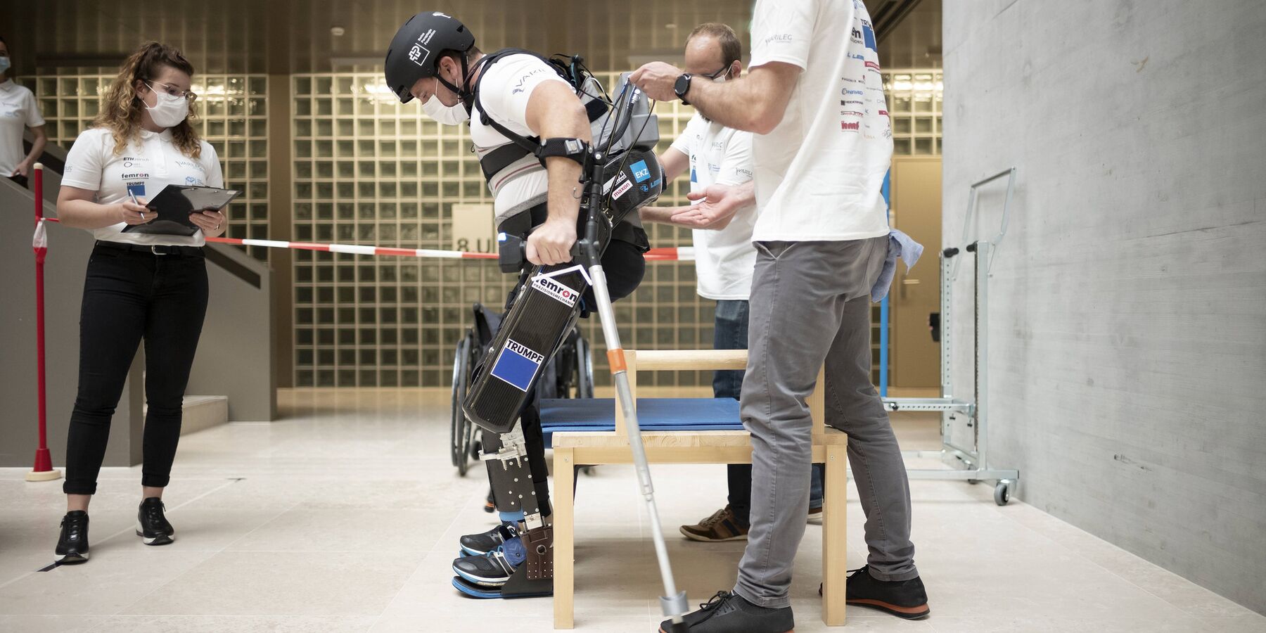 Pilot Thomas Krieg und Exoskelett VariLeg enhanced