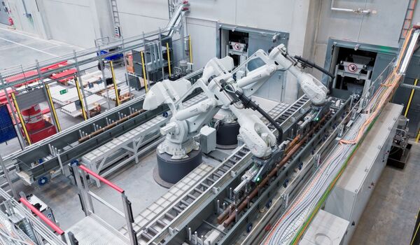 Die Liebherr-Components Kirchdorf GmbH verarbeitet in einem automatisierten Metall-Sägezentrum Langgut aus Stahl für Hydraulikzylinder, und das besonders effizient und präzise.