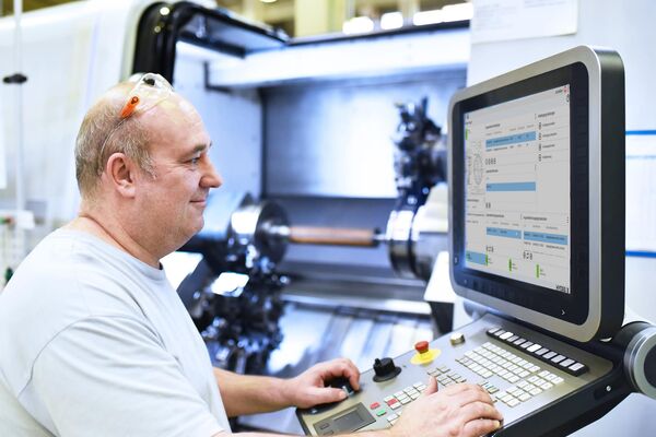 Datenerfassung direkt an der Maschine mit MES HYDRA X  (Quelle: MPDV, Adobe Stock, industrieblick)