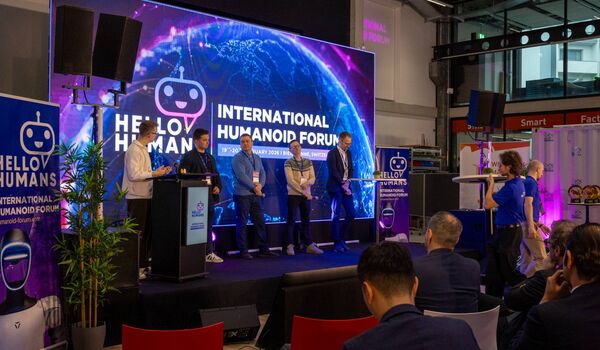 Moderator Lukas M. Ziegler mit den vier Experten an der Panel Session.