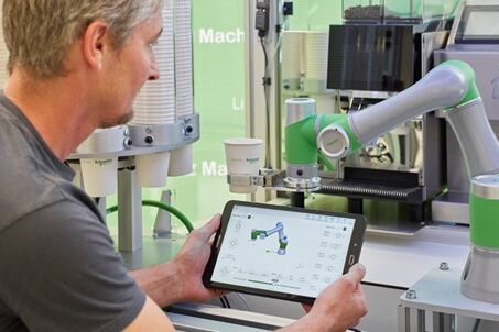 Der Lexium Cobot von Schneider Electric lässt sich unproblematisch vom Tablet aus programmieren.