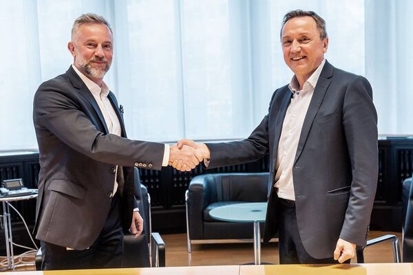 Domenico Iacovelli, CEO der Schuler-Gruppe, und Olivier Leteurtre, CEO der AutoForm-Gruppe, haben den Kooperationsvertrag unterzeichnet.