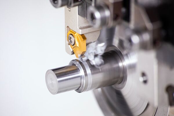 Der präzisionsgeschliffene PENTA 17-Schneideinsatz ermöglicht eine sehr hohe Wechselgenauigkeit und zeitaufwendige Masskorrekturen entfallen damit. Der Anwender erreicht hohe Oberflächengüten und Masshaltigkeiten am Bauteil.