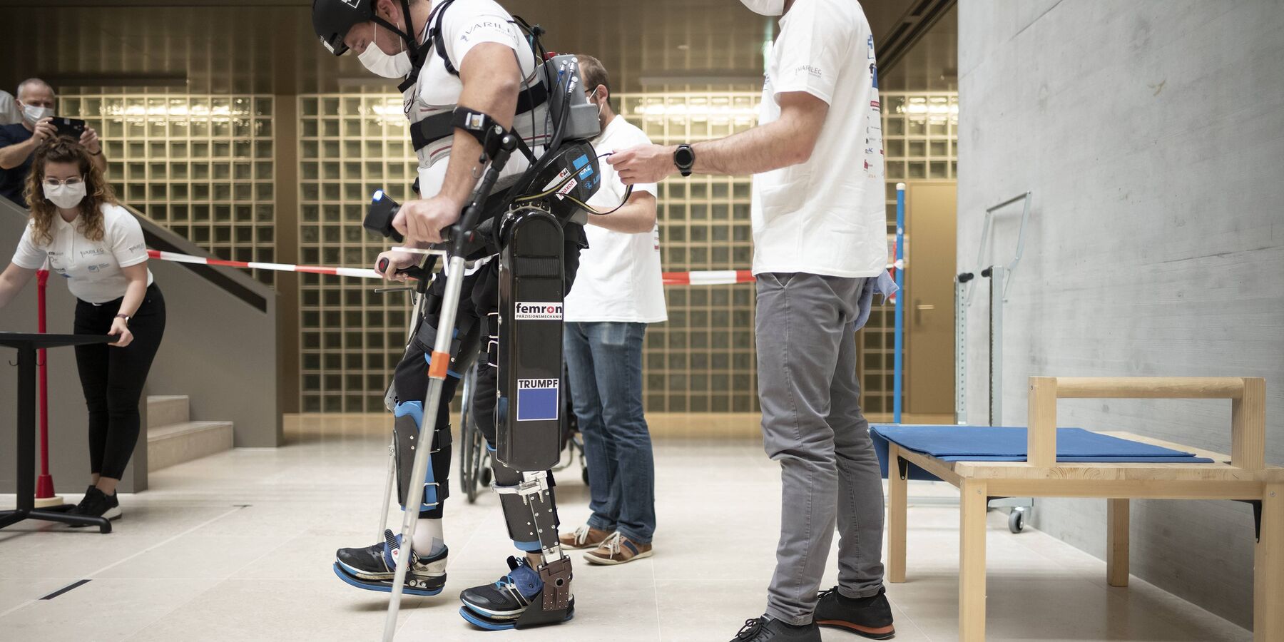 Pilot Thomas Krieg und Exoskelett VariLeg enhanced