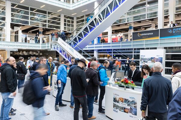 «Besucherinnen und Besucher an den Fachmessen maintenance Schweiz und PUMPS & VALVES Zürich 2025 in der Messe Zürich»