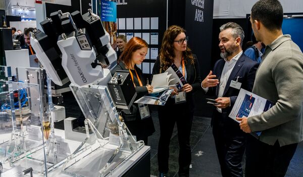 Formnext Besucher und Aussteller im Gespräch