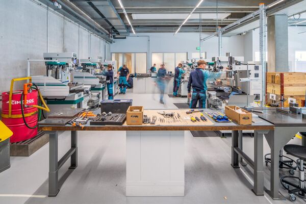 Seit der Gründung des Ausbildungsprogramms im Jahr 1915 haben allein in der Schweiz mehr als 8400 junge Fachkräfte eine Lehre bei Bühler abgeschlossen.