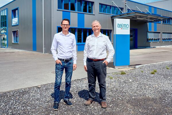 Mario Bolla und Sohn Adrian Bolla vor dem neuen Gebäude