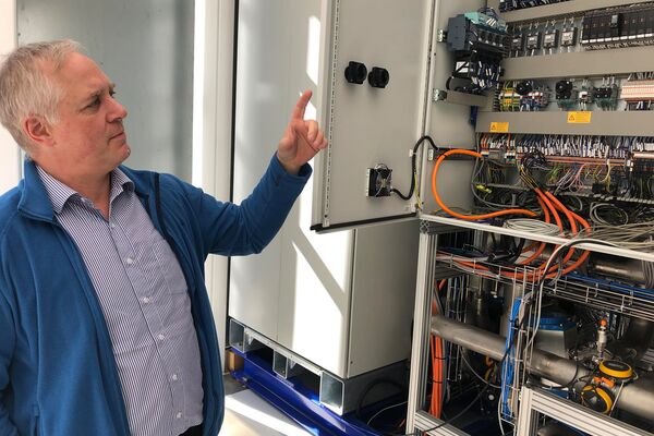 Bernd Maus von GRZ gewährt einen Blick in den Schaltschrank.