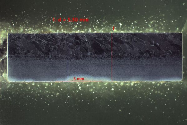 Längsschliff einer Schweissnaht in Baustahl für deren Tiefenanalyse.