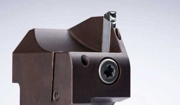 Polierte Spanflächen, spezielle Spanformgeometrien sowie schleifscharfe Schneiden sorgen für eine sichere Späneabfuhr und beugen der Bildung von Aufbauschneiden vor.