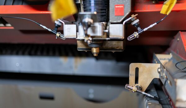 Der Laser kann die Schnittqualität mittels Kameras und Mikrofonen selbst beurteilen und falls nötig auch gleich anpassen. Bild: Roland Richter, Empa
