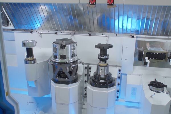 Das Werkstück wird in der Pick-Up-Drehmaschine an die verschiedenen Bearbeitungsstationen gebracht